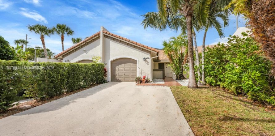 Townhouse in Miami, Florida 2 bedrooms, 103.12 sq.m. № 1965685