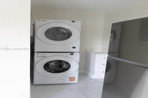 Propiedad comercial en venta en Fort Lauderdale, Florida, 181.9 m2 № 2038440 - foto 8