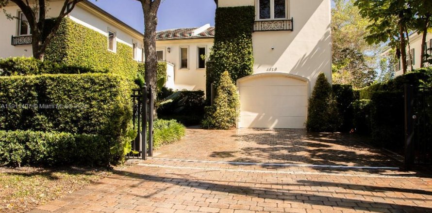 Touwnhouse à Coral Gables, Floride 4 chambres, 320.61 m2 № 1969048