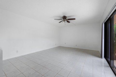 Touwnhouse à vendre à Palm Springs, Floride: 2 chambres, 114.46 m2 № 2392331 - photo 3