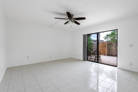 Touwnhouse à vendre à Palm Springs, Floride: 2 chambres, 114.46 m2 № 2392331 - photo 4