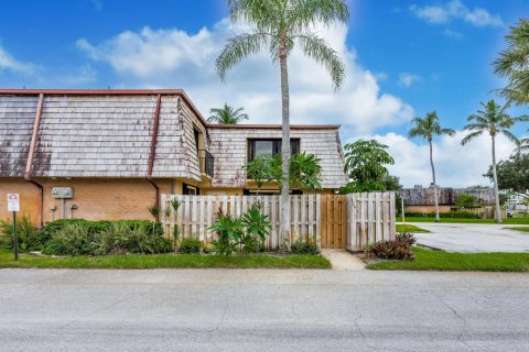 Touwnhouse à vendre à Palm Springs, Floride: 2 chambres, 114.46 m2 № 2392331 - photo 2