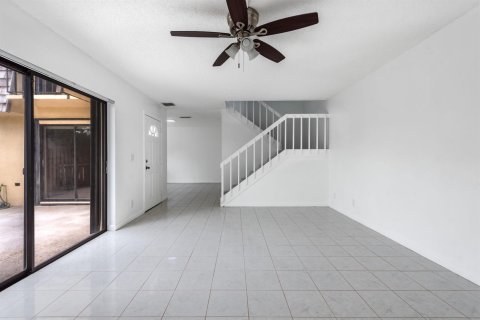 Touwnhouse à vendre à Palm Springs, Floride: 2 chambres, 114.46 m2 № 2392331 - photo 5