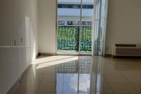 Condominio en venta en Miami, Florida, 35.77 m2 № 1936444 - foto 2