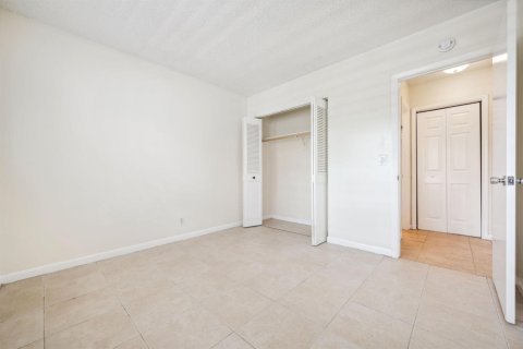 Снять в аренду квартиру в Норт-Палм-Бич, Флорида 3 комнаты, 92.9м2, № 2175384 - фото 17