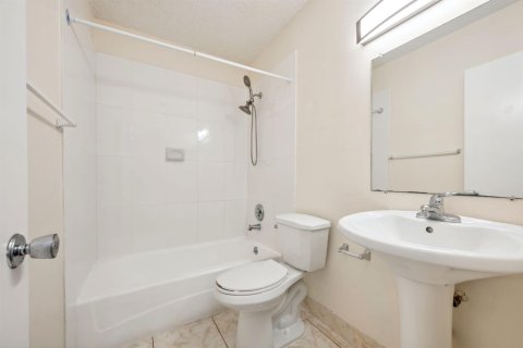 Снять в аренду квартиру в Норт-Палм-Бич, Флорида 3 комнаты, 92.9м2, № 2175384 - фото 19