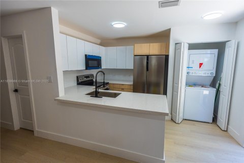 Купить виллу или дом в Уэст-Палм-Бич, Флорида 3 спальни, 78.97м2, № 1960729 - фото 12