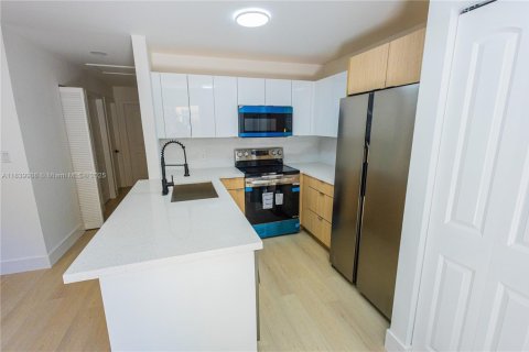 Купить виллу или дом в Уэст-Палм-Бич, Флорида 3 спальни, 78.97м2, № 1960729 - фото 15