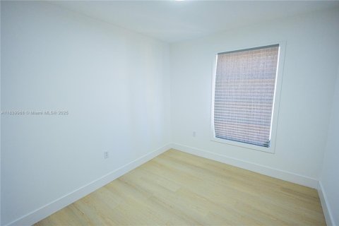 Купить виллу или дом в Уэст-Палм-Бич, Флорида 3 спальни, 78.97м2, № 1960729 - фото 17