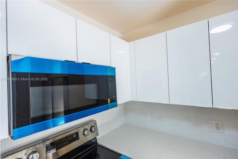 Купить виллу или дом в Уэст-Палм-Бич, Флорида 3 спальни, 78.97м2, № 1960729 - фото 14