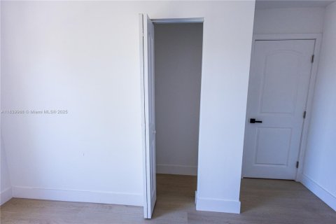 Купить виллу или дом в Уэст-Палм-Бич, Флорида 3 спальни, 78.97м2, № 1960729 - фото 18