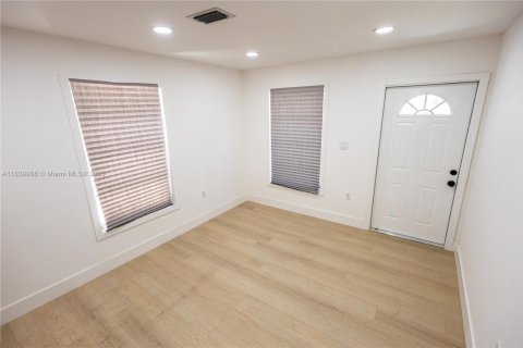 Купить виллу или дом в Уэст-Палм-Бич, Флорида 3 спальни, 78.97м2, № 1960729 - фото 8