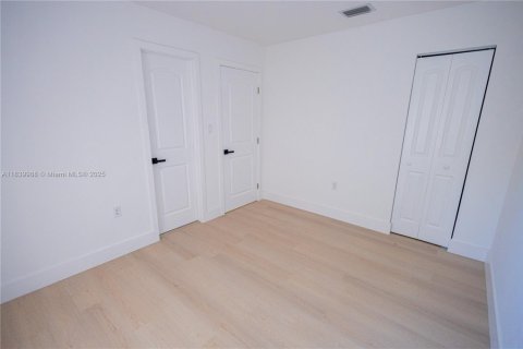 Купить виллу или дом в Уэст-Палм-Бич, Флорида 3 спальни, 78.97м2, № 1960729 - фото 23