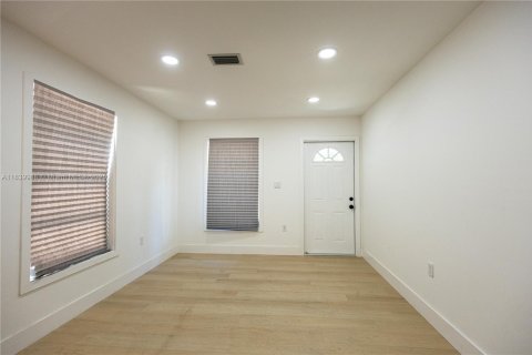 Купить виллу или дом в Уэст-Палм-Бич, Флорида 3 спальни, 78.97м2, № 1960729 - фото 9