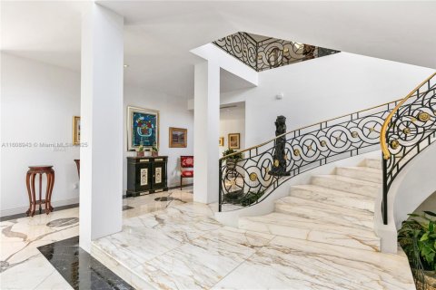 House in Key Biscayne, Florida 8 bedrooms, 850.89 sq.m. № 1292586 - photo 16
