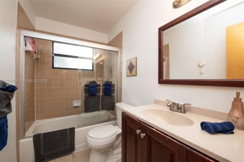 House in Cooper City, Florida 3 bedrooms, 141.68 sq.m. № 2008571 - photo 13