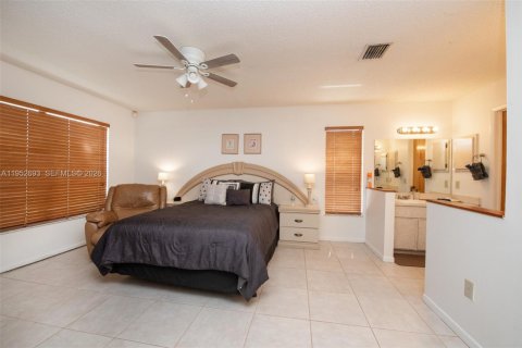 House in Cooper City, Florida 3 bedrooms, 141.68 sq.m. № 2008571 - photo 10