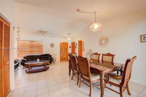 House in Cooper City, Florida 3 bedrooms, 141.68 sq.m. № 2008571 - photo 7