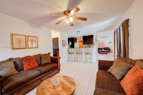 House in Cooper City, Florida 3 bedrooms, 141.68 sq.m. № 2008571 - photo 8