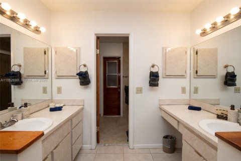 House in Cooper City, Florida 3 bedrooms, 141.68 sq.m. № 2008571 - photo 9