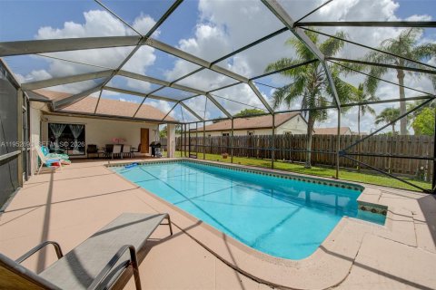 House in Cooper City, Florida 3 bedrooms, 141.68 sq.m. № 2008571 - photo 15