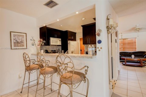 House in Cooper City, Florida 3 bedrooms, 141.68 sq.m. № 2008571 - photo 6