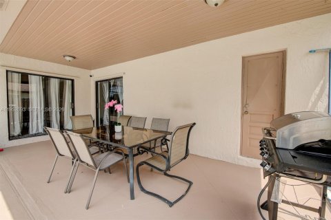 House in Cooper City, Florida 3 bedrooms, 141.68 sq.m. № 2008571 - photo 17