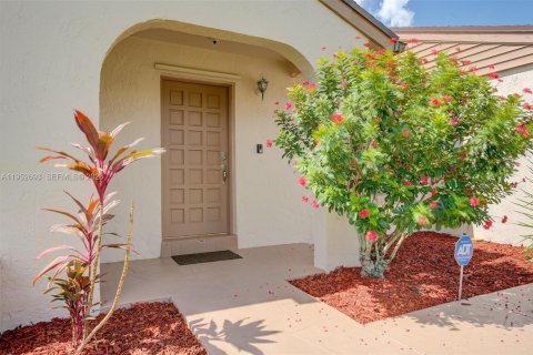 House in Cooper City, Florida 3 bedrooms, 141.68 sq.m. № 2008571 - photo 3