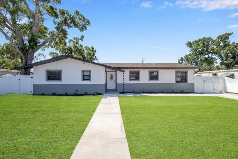 House in Pinellas Park, Florida 5 bedrooms, 206.99 sq.m. № 2216872
