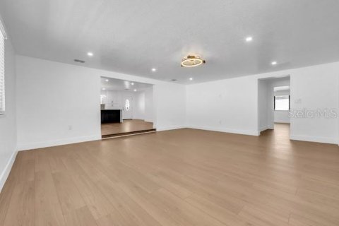 House in Pinellas Park, Florida 5 bedrooms, 206.99 sq.m. № 2216872 - photo 16