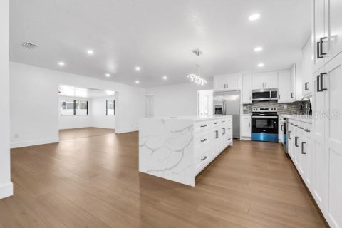 House in Pinellas Park, Florida 5 bedrooms, 206.99 sq.m. № 2216872 - photo 6