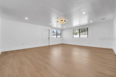 House in Pinellas Park, Florida 5 bedrooms, 206.99 sq.m. № 2216872 - photo 15