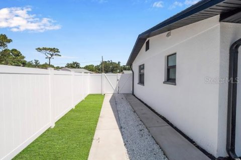 House in Pinellas Park, Florida 5 bedrooms, 206.99 sq.m. № 2216872 - photo 3