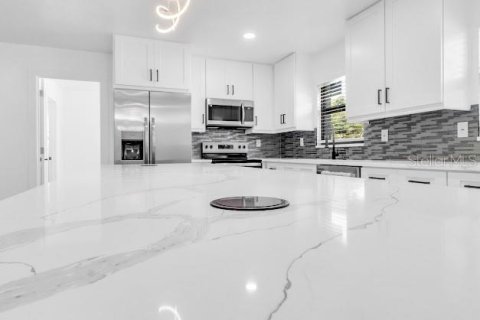 House in Pinellas Park, Florida 5 bedrooms, 206.99 sq.m. № 2216872 - photo 10