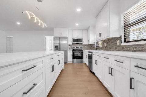 House in Pinellas Park, Florida 5 bedrooms, 206.99 sq.m. № 2216872 - photo 8