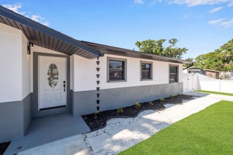 House in Pinellas Park, Florida 5 bedrooms, 206.99 sq.m. № 2216872 - photo 2