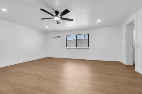 House in Pinellas Park, Florida 5 bedrooms, 206.99 sq.m. № 2216872 - photo 22