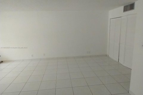 Купить кондоминиум в Санни-Айлс-Бич, Флорида 1 спальня, 71.26м2, № 1891514 - фото 5