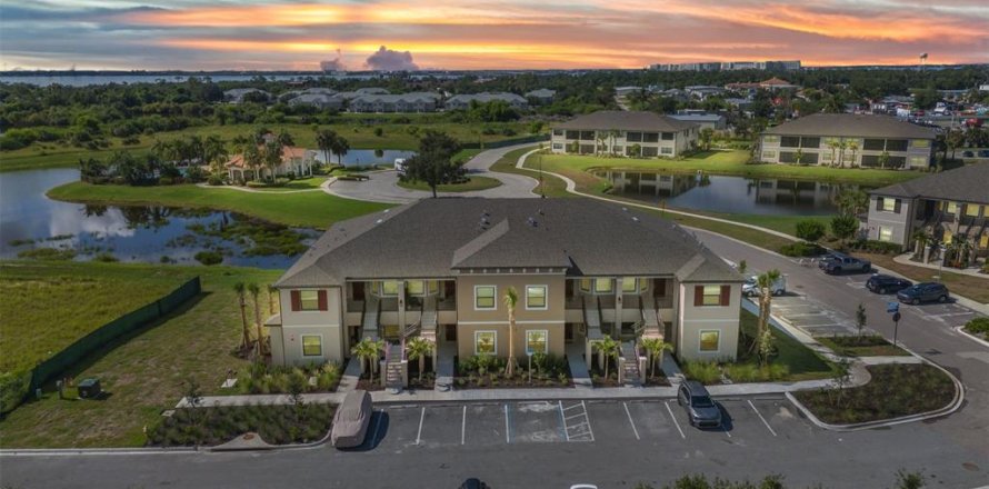 Condominio en Port Charlotte, Florida, 2 dormitorios № 1919225