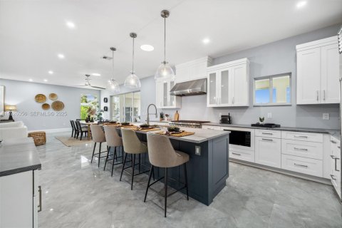 House in Bonita Springs, Florida 4 bedrooms, 319.21 sq.m. № 1993594 - photo 12