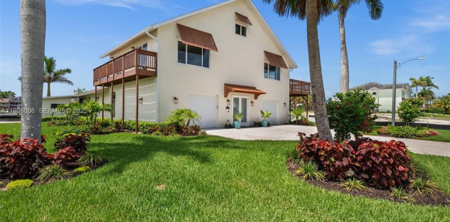 House in Bonita Springs, Florida 4 bedrooms, 319.21 sq.m. № 1993594