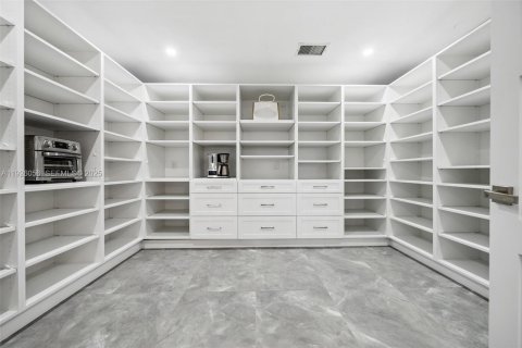 House in Bonita Springs, Florida 4 bedrooms, 319.21 sq.m. № 1993594 - photo 14