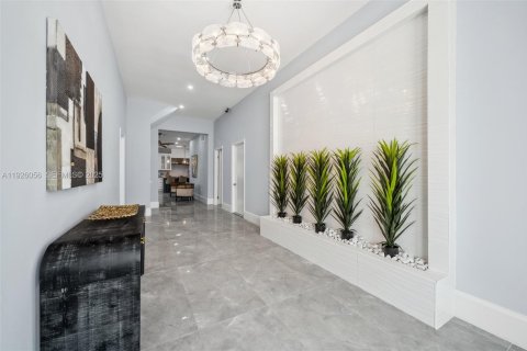 House in Bonita Springs, Florida 4 bedrooms, 319.21 sq.m. № 1993594 - photo 8