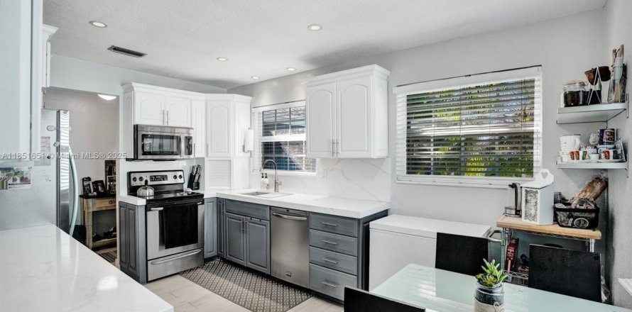 House in Dania Beach, Florida 4 bedrooms, 198.25 sq.m. № 1857592