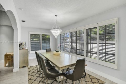 House in Dania Beach, Florida 4 bedrooms, 198.25 sq.m. № 1857592 - photo 6