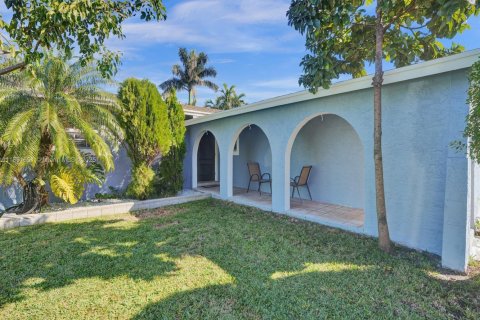 House in Dania Beach, Florida 4 bedrooms, 198.25 sq.m. № 1857592 - photo 24