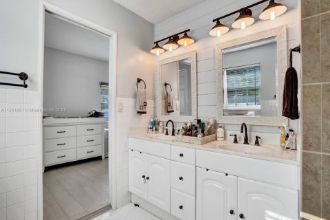 House in Dania Beach, Florida 4 bedrooms, 198.25 sq.m. № 1857592 - photo 15
