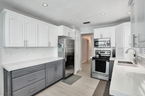 House in Dania Beach, Florida 4 bedrooms, 198.25 sq.m. № 1857592 - photo 4