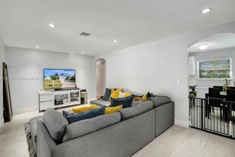 House in Dania Beach, Florida 4 bedrooms, 198.25 sq.m. № 1857592 - photo 9