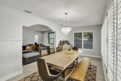 House in Dania Beach, Florida 4 bedrooms, 198.25 sq.m. № 1857592 - photo 8